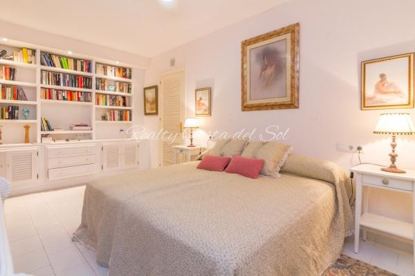 UNBEATABLE OPPORTUNITY! Very spacious Duplex in Torremuelle with direct access to the Sea.